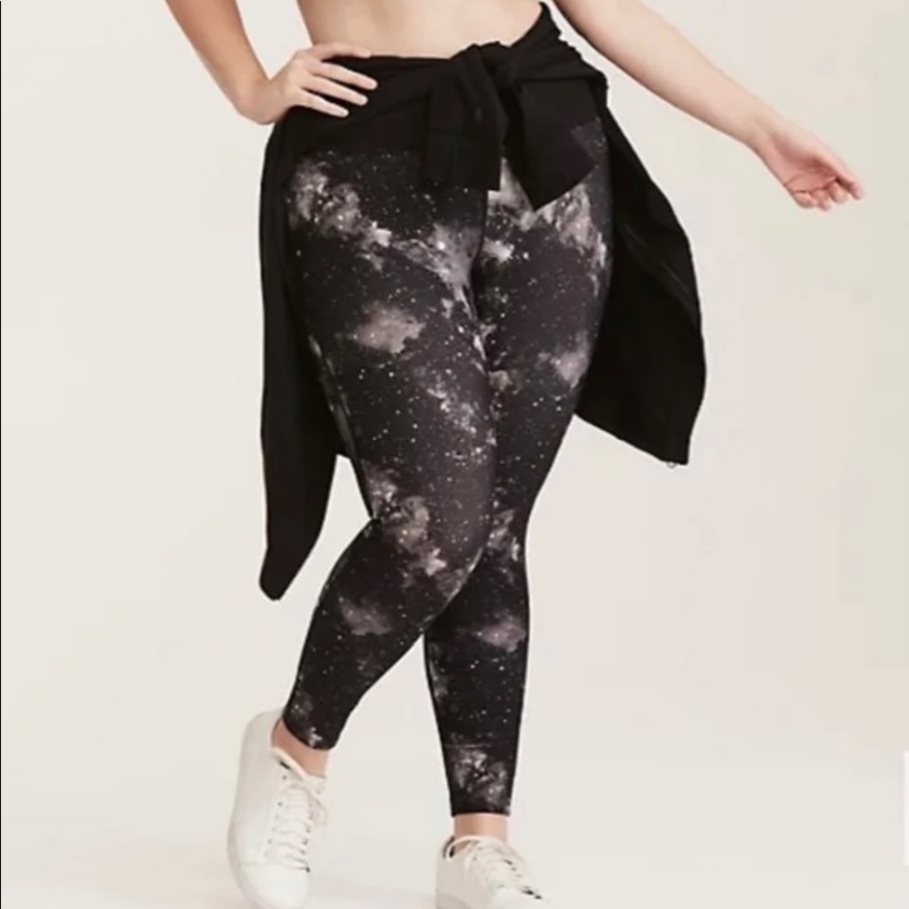 TORRID GALAXY PRINT ACTIVE LEGGINGS B&W